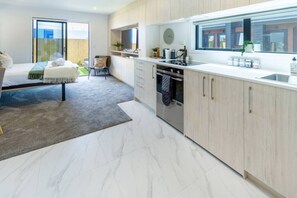 1 slaapkamer, een bureau, een strijkplank/strijkijzer, reisbedje