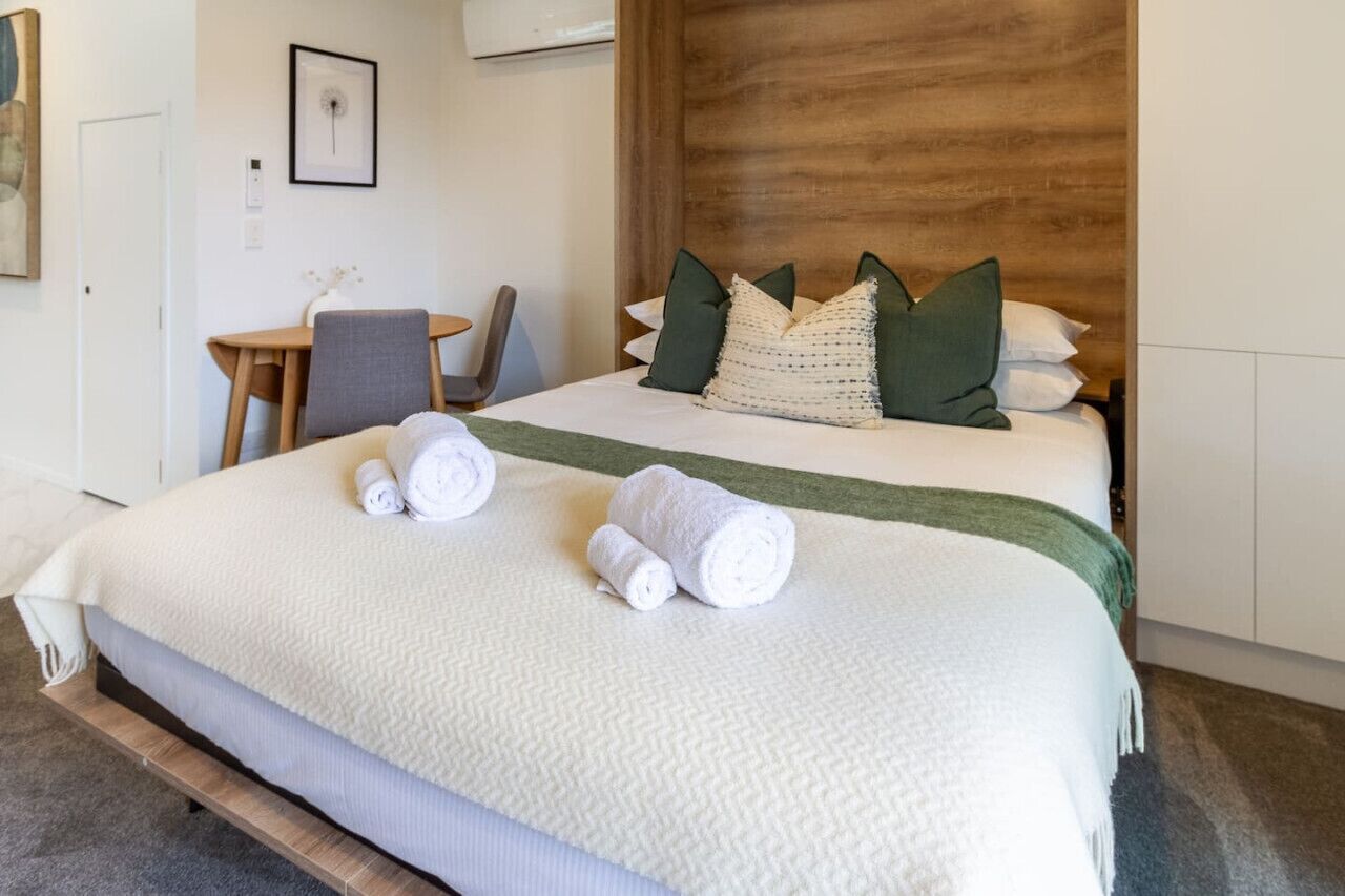 1 chambre, bureau, fer et planche à repasser, lit parapluie