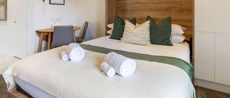 1 chambre, bureau, fer et planche à repasser, lit parapluie