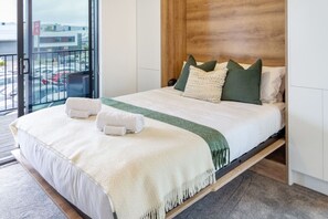 Iron/ironing board, travel crib, free WiFi, bed sheets