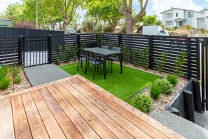 Outdoor dining - Lovely in Linwood: 2BR Beauty with free Carpark (Christchurch)