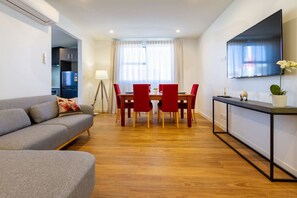 Smart TV - Charming 3-Bedroom Home Near Christchurch City (Christchurch)