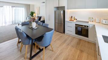 Refrigerador, microondas, horno, placa de cocina