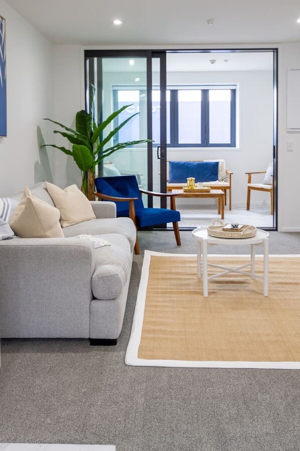 Smart TV - Greek Island Inspired 2 Bed room 1 Bath Townhouse (Christchurch)