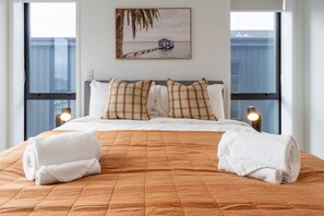 3 bedrooms, desk, iron/ironing board, free WiFi - Discover Elegance - New central Haven. 3 bedroom (Christchurch)