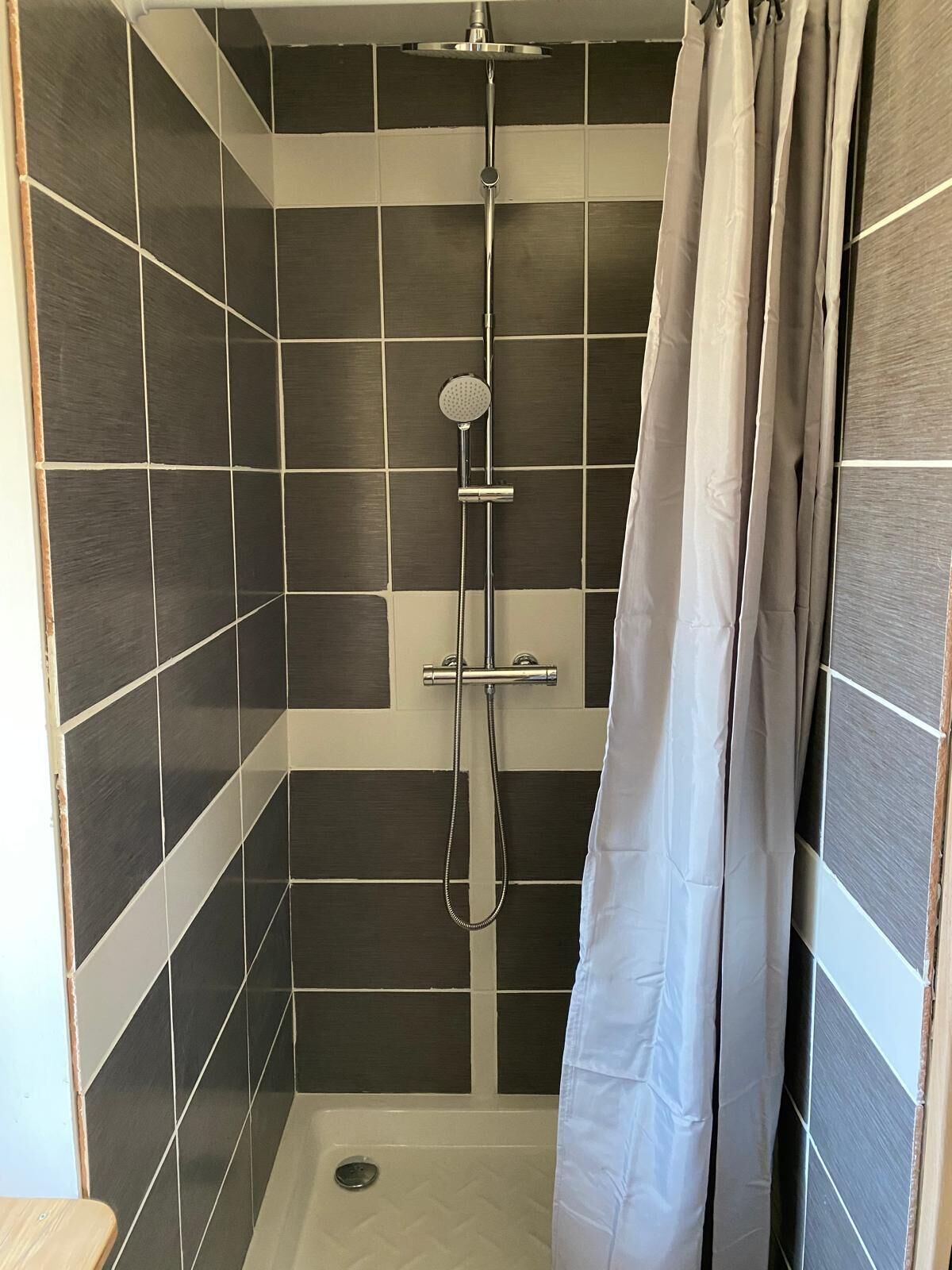 Serviettes fournies, papier toilette