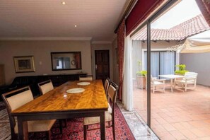 Dining - Garden Suite Apartment (Pretoria)