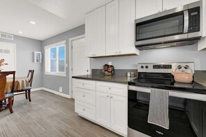 Refrigerador, microondas, horno, placa de cocina