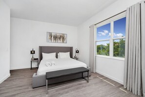 5 bedrooms, iron/ironing board, free WiFi, bed sheets - 5BR/4BA Family Escape: Private Pool, Near Disney (Davenport)