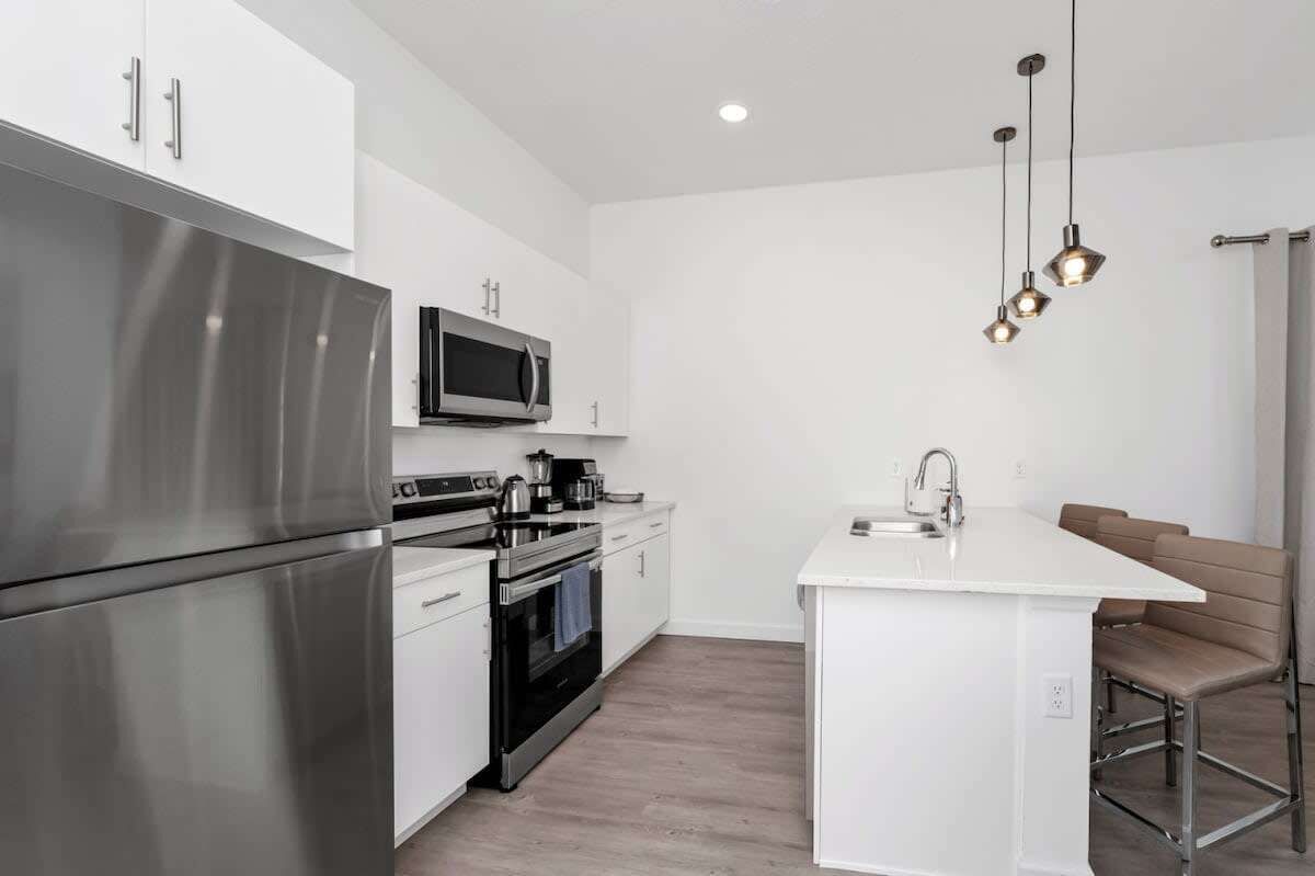 Een koelkast, een microgolfoven, een oven, een kookplaat