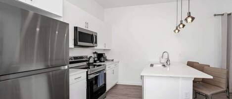 Een koelkast, een microgolfoven, een oven, een kookplaat