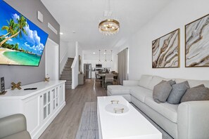 Smart TV - 5BR/4BA Family Escape: Private Pool, Near Disney (Davenport)