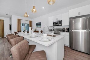 冰箱、微波炉、烤箱、炉灶