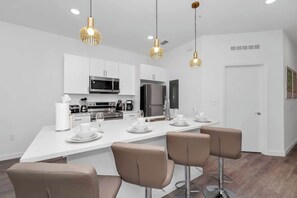 Fridge, microwave, oven, stovetop - 6BR Oasis: w/ Pool, Near Disney and Universal! (Davenport)
