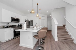 Køleskab, mikrobølgeovn, ovn, kogeplade