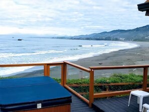 2 bedrooms - Oceanfront Cabin 6 w Jacuzzi Awe-inspiring View (Smith River)
