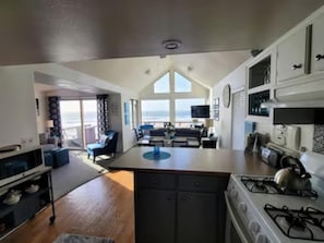 2 bedrooms - Oceanfront Cabin 6 w Jacuzzi Awe-inspiring View (Smith River)