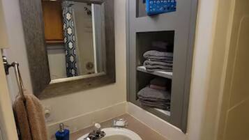 Apartment, Accessible | Bilik Mandi | Jubah mandi, tisu tandas