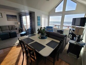 2 bedrooms - Oceanfront Cabin 6 w Jacuzzi Awe-inspiring View (Smith River)