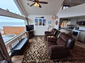 Apartment | 2 bedrooms - Ocean Front Cabin 14 w Jacuzzi Gorgeous Views (Smith River)