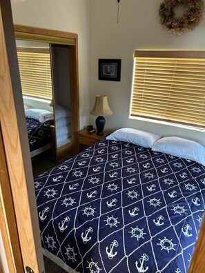 Apartment | 2 bedrooms - Oceanfront Cabin 3 w Jacuzzi Impressive Views (Smith River)