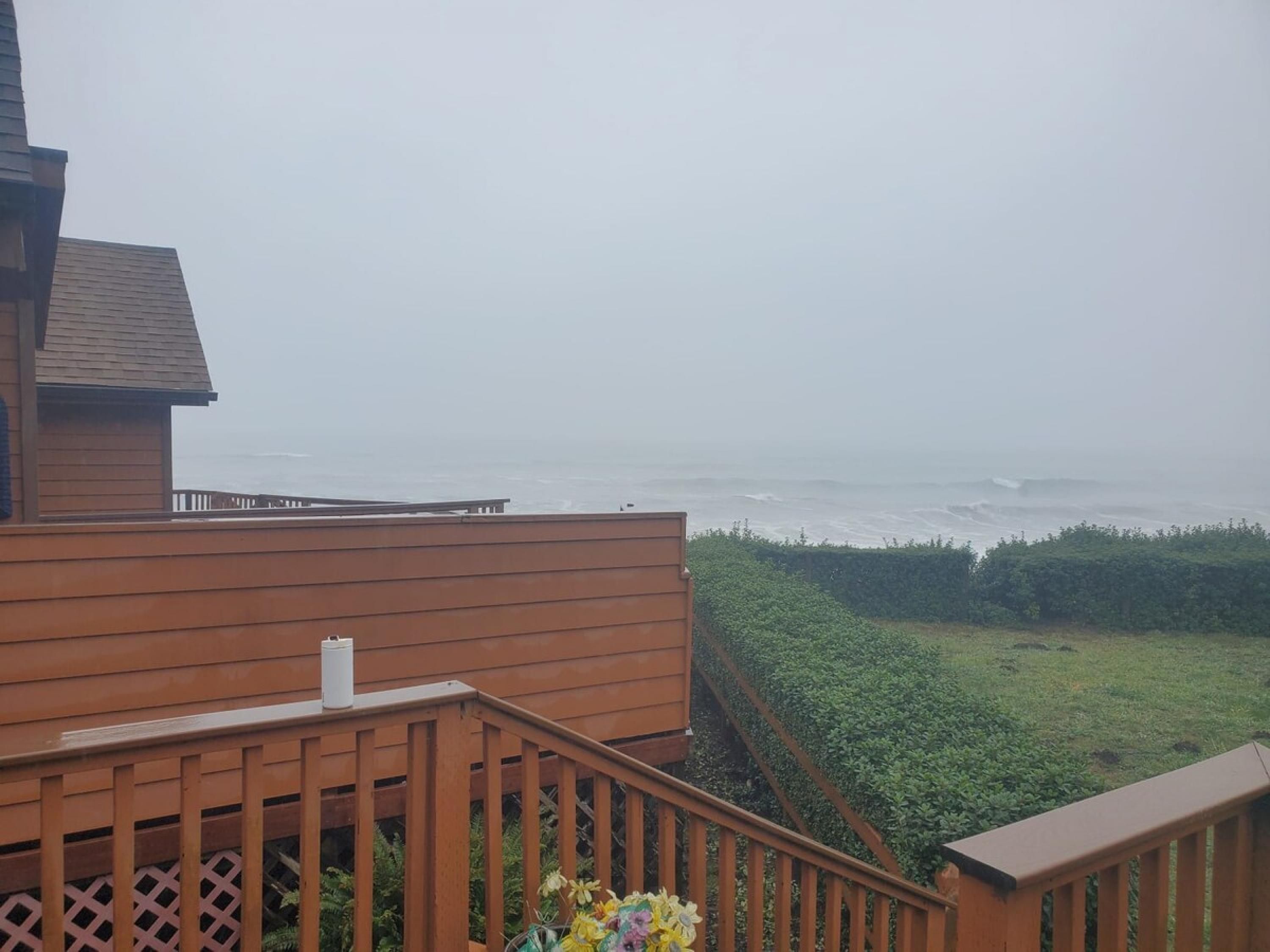 Une terrasse en bois avec vue sur l’océan.