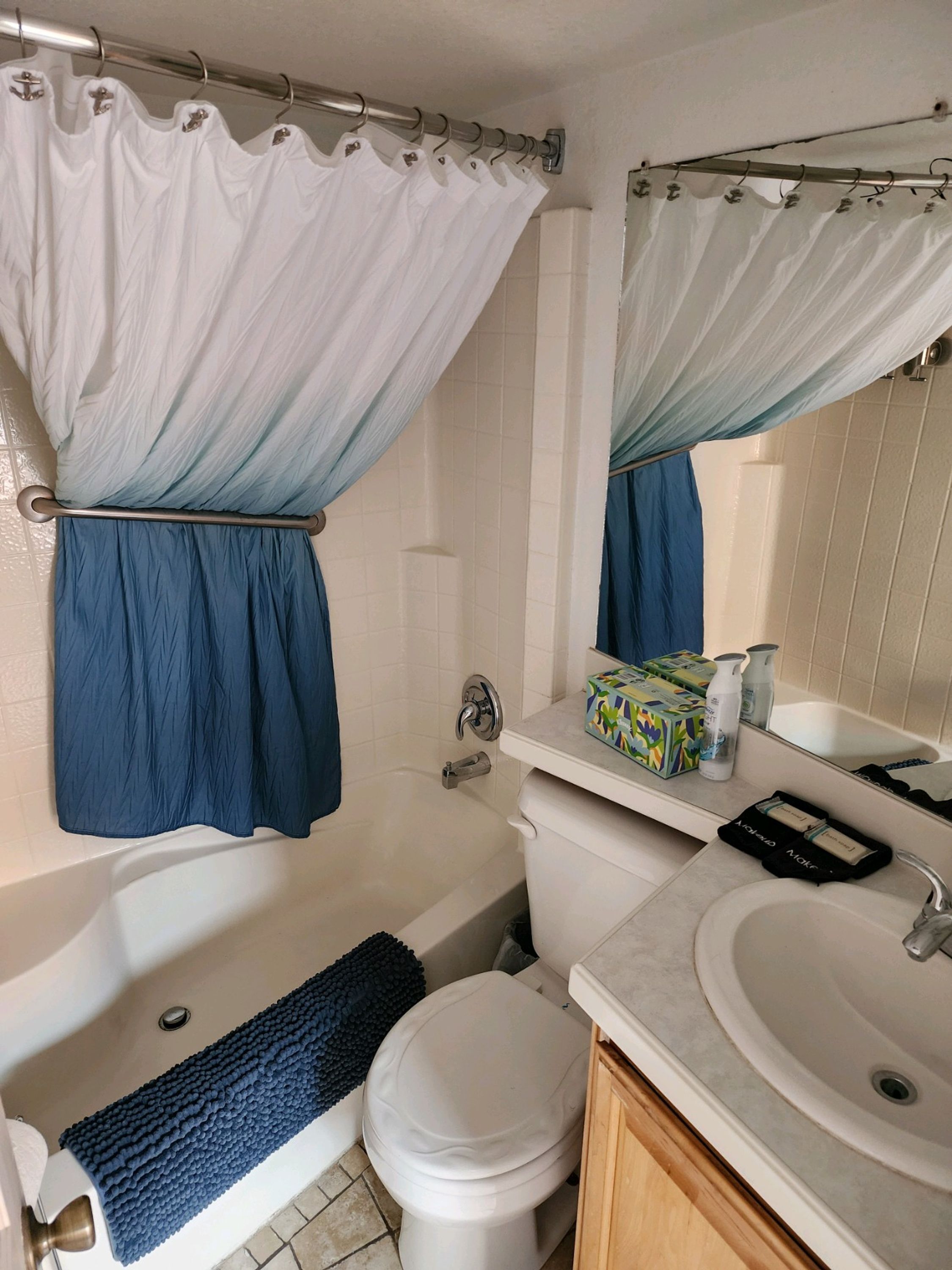 Une salle de bain avec une baignoire, des toilettes et un lavabo.