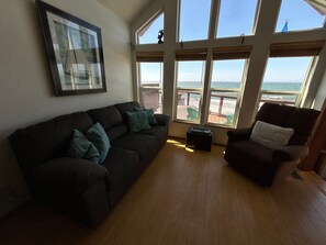 Apartment - Ocean Front Cabin 11 w Jacuzzi Superb Views (Smith River)