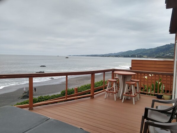2 bedrooms - Ocean Front Cabin 11 w Jacuzzi Superb Views (Smith River)