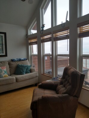 House | 2 bedrooms - Ocean Front Cabin 11 w Jacuzzi Superb Views (Smith River)