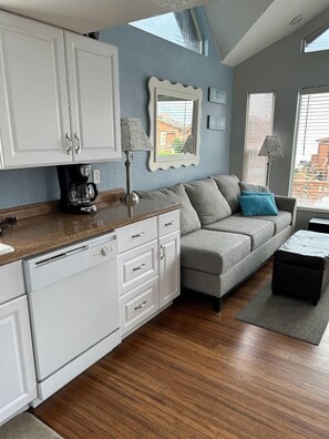 2 bedrooms - Oceanview Cabin 23 w Jacuzzi Remarkable Views (Smith River)