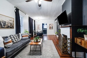 House | 1 bedroom, desk, Internet - Jefferson Home Room 4 (Lafayette)