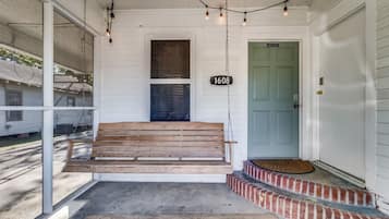 House | 4 bedrooms, desk, Internet