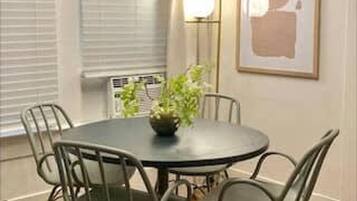 4 bedrooms, desk, Internet