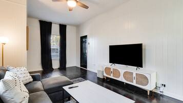 Apartemen | 1 kamar tidur, meja kerja, dan internet