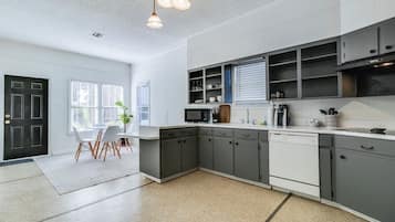2 bedrooms, desk, Internet