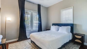 2 bedrooms, desk, Internet