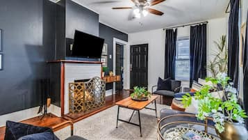 House | 9 bedrooms, desk, Internet