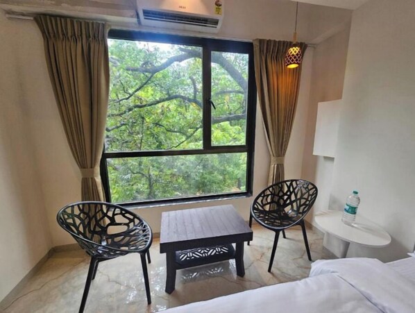 8 bedrooms, desk, WiFi, bed sheets