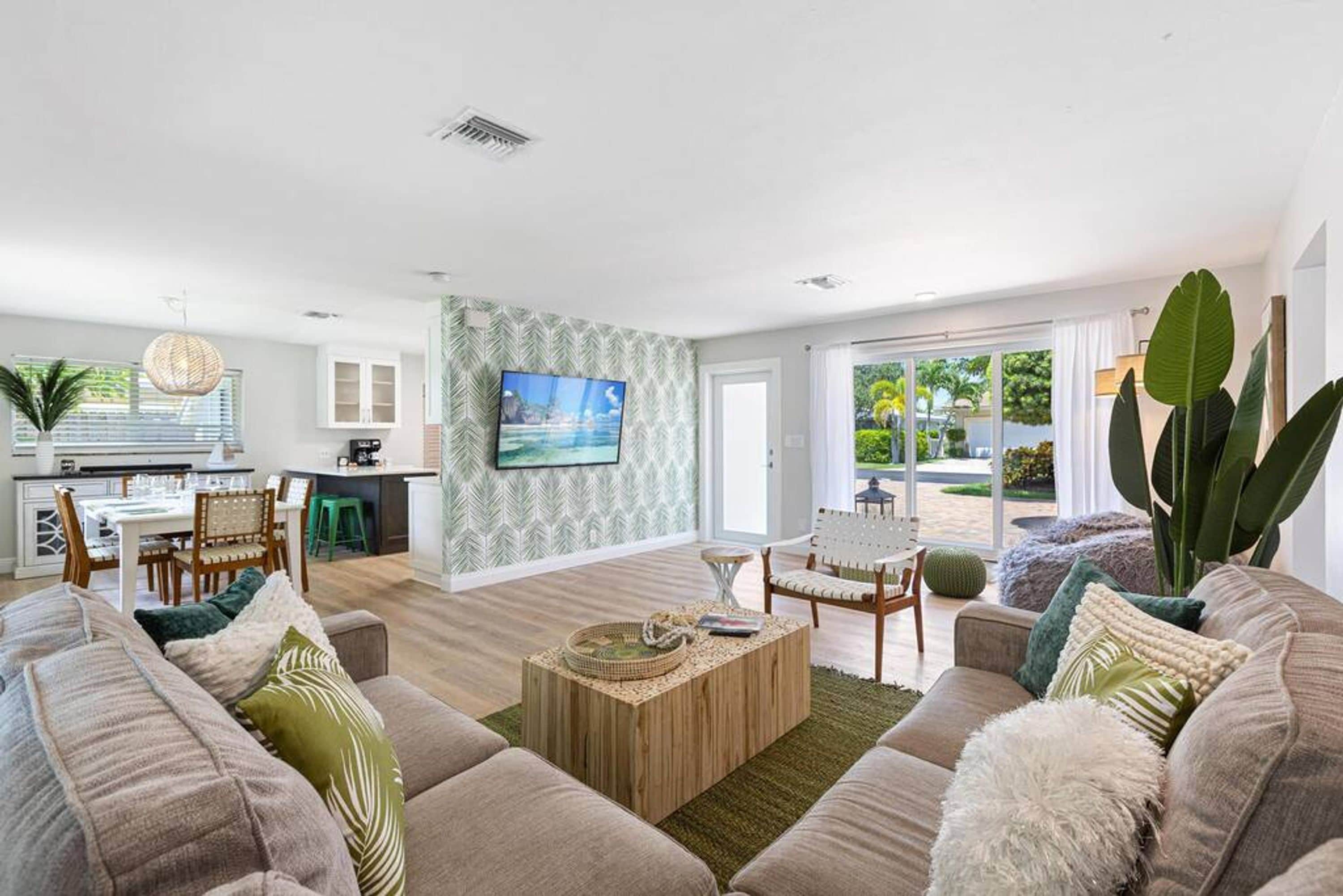 Un salon moderne avec un canapé, une table basse et un téléviseur fixé au mur.