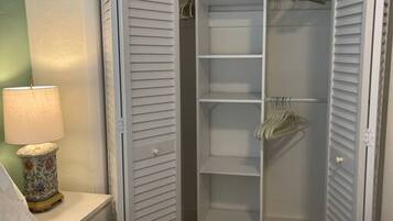 House | 2 bedrooms, desk, Internet