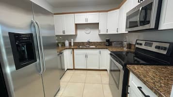 House | 2 bedrooms, desk, Internet