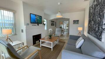 House | 2 bedrooms, desk, Internet