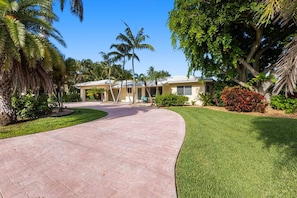 3 bedrooms, desk, Internet - Walking Distance to the Beach 3Br House With Pool (Lauderdale-by-the-Sea)