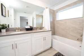 Apartment, Accessible | 4 bedrooms, desk, Internet