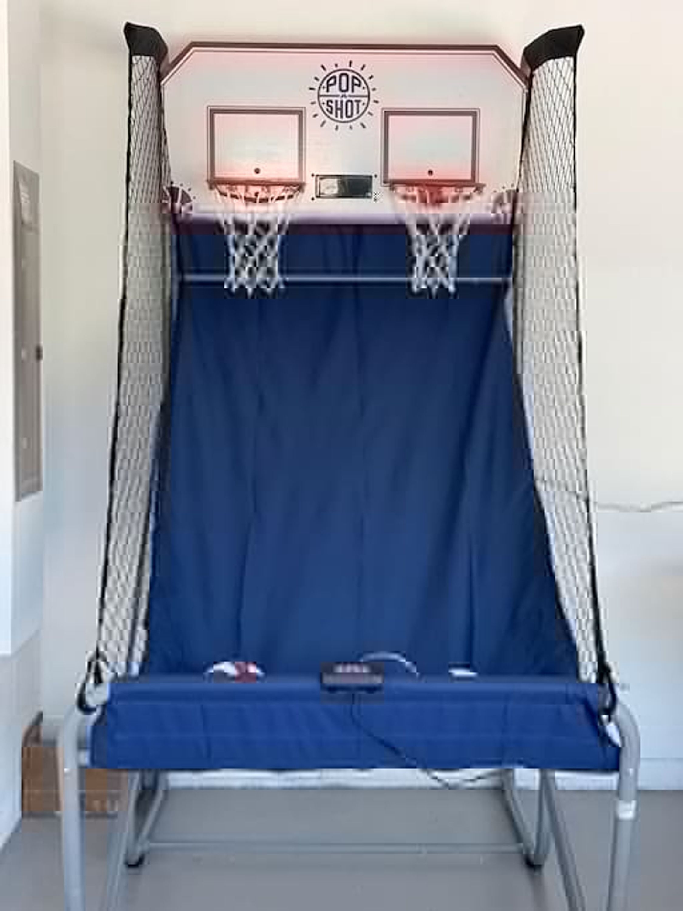 Un panier de basket avec un filet, une zone rembourrée bleue et un logo sur le panneau arrière.