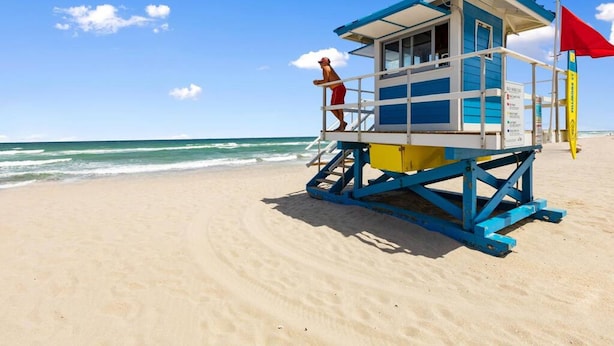 A lifeguard tower on a beach with clear skies and calm sea. - Amazing Condo in Hollywood Beach (Hollywood)