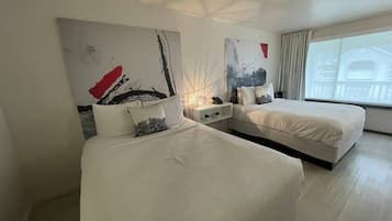 Studio | Desk, Internet