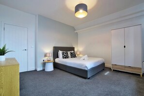 2 quartos, ferros/tábuas de passar roupa, Wi-Fi, roupa de cama
