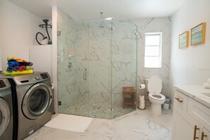 Dusche, umweltfreundliche Kosmetikartikel, Handtücher, Seife